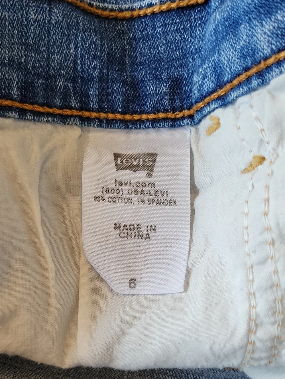 Women's size 6 Levi's 515 light blue denim bermuda shorts/capri pants